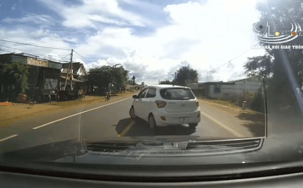 Clip: Ô tô con quay đầu cẩu thả và cú "chạm mặt" không hay với xe CSGT