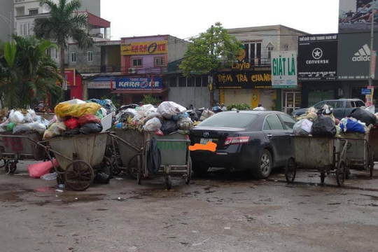 Đỗ xe sai chỗ, tài xế tái mặt khi quay lại bị nhiều xe rác bủa vây