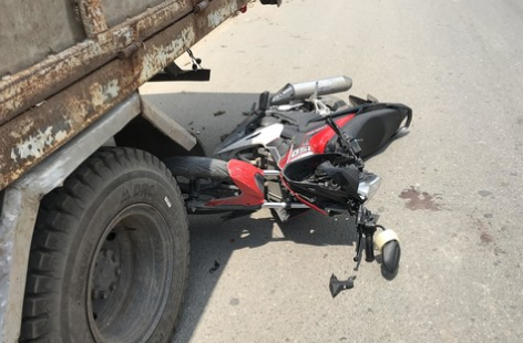 Xe máy va chạm với ô tô, 2 nữ sinh thương vong trên đường đến trường