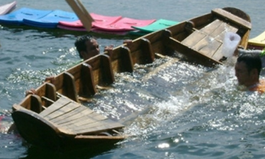 Đi thuyền vớt bèo, 2 người đuối nước