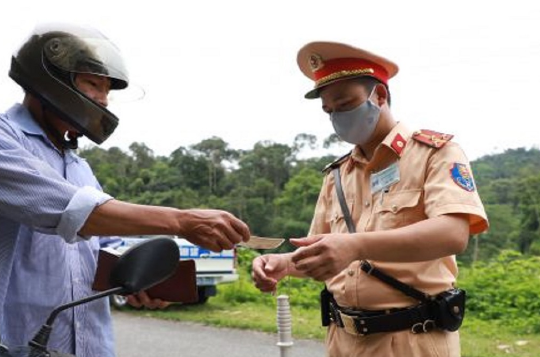 Gần 13.000 trường hợp bị tước quyền sử dụng giấy phép lái trong nửa tháng