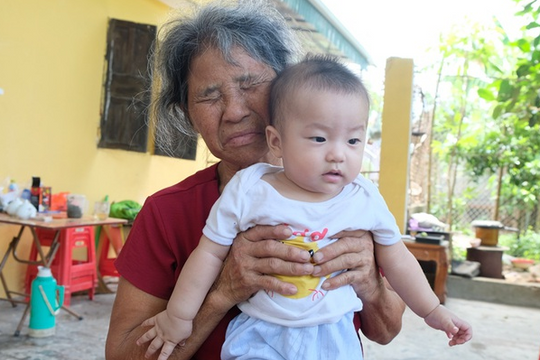 Xót thương cháu bé cùng lúc mất đi bố mẹ và anh trai dưới bánh xe tải oan nghiệt
