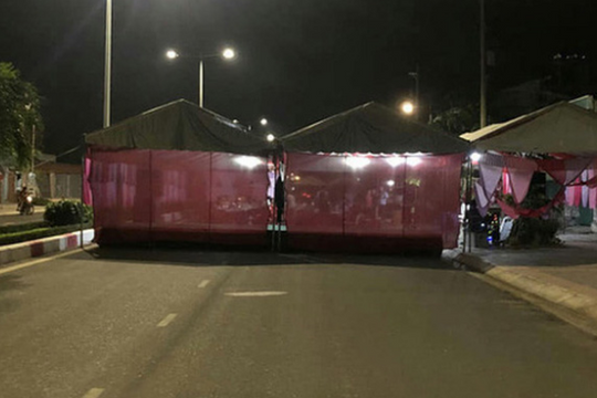 Hình ảnh rạp cưới dựng chiếm nguyên cả làn đường khiến dân mạng ngán ngẩm