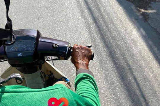 'Bí mật' lời nói dối của bố khiến con gái bật khóc gâu bão MXH