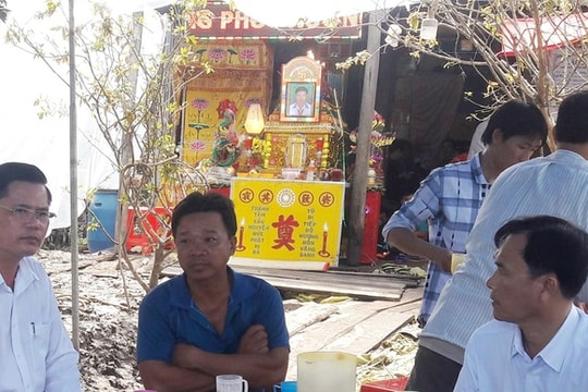 Theo cha đi cưa cây thuê, bé trai 14 tuổi bị cây đè tử vong