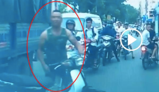 Clip: Người đàn ông dắt xe máy ra giữa đường, ngăn cản các phương tiện lưu thông