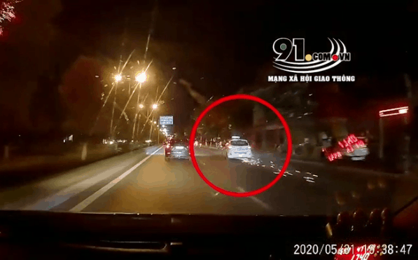 Clip: Taxi bất ngở chuyển làn rồi húc mạnh vào đuôi xe máy, gây tai nạn kinh hoàng