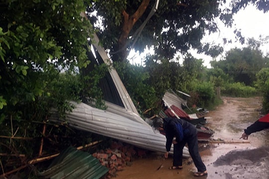 3 người thương vong vì tấm tôn bay trúng trong  giông lốc