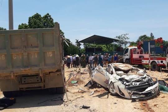 Xe tải chở đất lật đè bẹp ô tô 4 chỗ, 3 người tử vong thương tâm