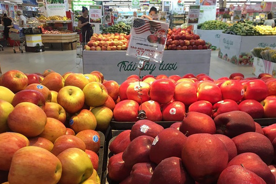 Trái cây Mỹ, Úc có giá siêu rẻ bày bán la liệt