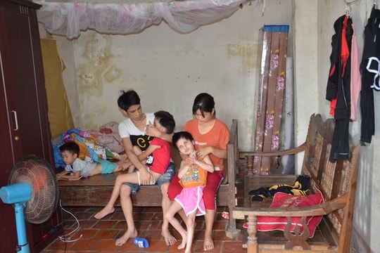 Nghẹn lòng người mẹ trẻ ôm 2 con song sinh bại não, mù bẩm sinh