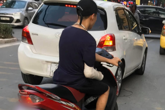 Nam thanh niên bị gãy tay phải, vẫn liều mình điều khiển xe máy bị dân mạng chỉ trích