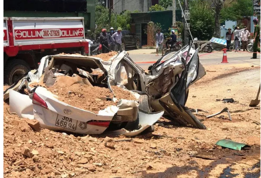 Điều kỳ diệu giúp bé trai 6 tuổi thoát chết trong vụ xe tải đè bẹp xe con ở Thanh Hóa