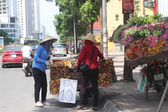Hoa quả giá rẻ tràn lan vỉa hè Hà Nội: Người tiêu dùng cẩn thận tránh sập bẫy