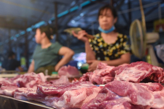 Giá heo hơi ngày 7/6 mất mốc 100.000 đồng/kg