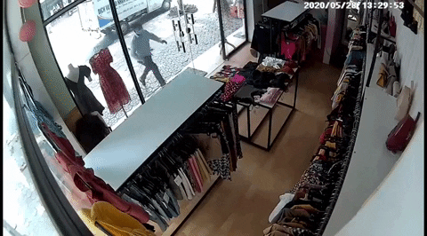 Clip: Thót tim khoảnh khắc cửa kính cường lực bất ngờ vỡ tan thành trăm mảnh