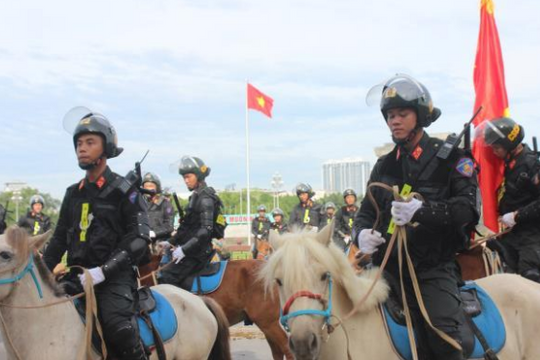 Ảnh: Cảnh sát cơ động Kỵ binh diễu hành trước Lăng Bác và nhà Quốc hội