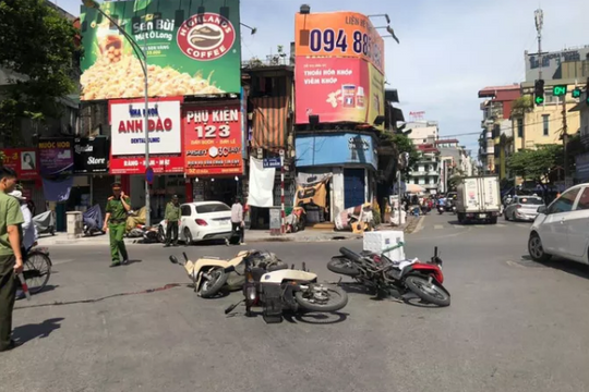 Ô tô Mercedes bất ngờ tông liên tiếp 4 xe máy trên phố Hà Nội, 2 người nhập viện
