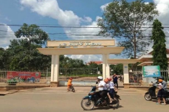 Tá hỏa phát hiện bảo vệ trường tử vong trong tư thế treo cổ