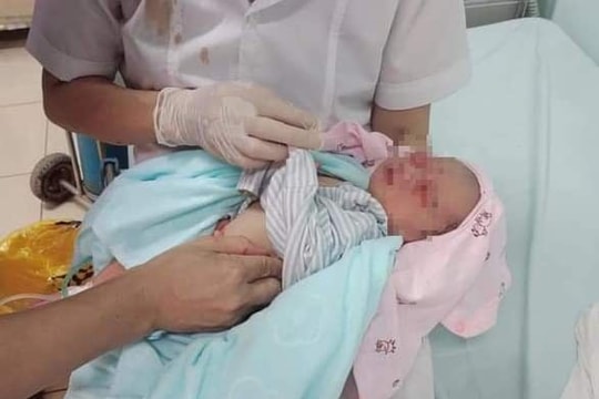 Một bé sơ sinh bị bỏ rơi 3 ngày dưới hố gas giữa nắng nóng 40 độ