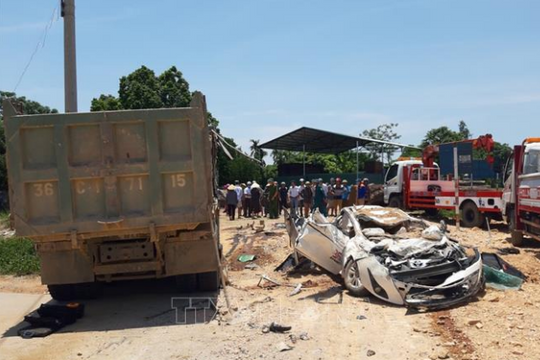 Tạm giữ tài xế xe 'hổ vồ' đè bẹp ô tô con làm 3 người chết ở Thanh Hóa