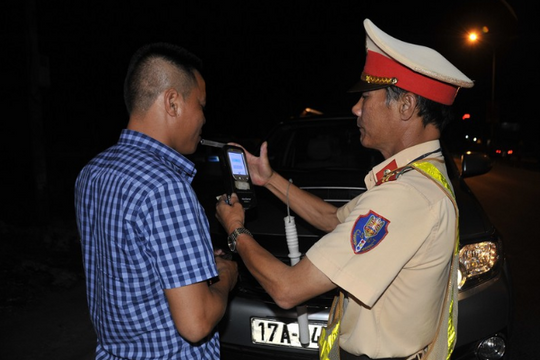 Uống 1 chén rượu, tài xế bị tước bằng lái gần 1 năm