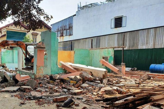 Tường nhà đổ sập khi thi công tháo dỡ, 2 người thương vong