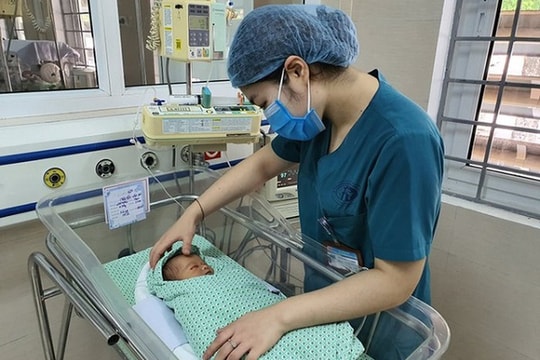 Công an vào cuộc điều tra vụ bé sơ sinh bị bỏ rơi dưới hố gas suốt ba