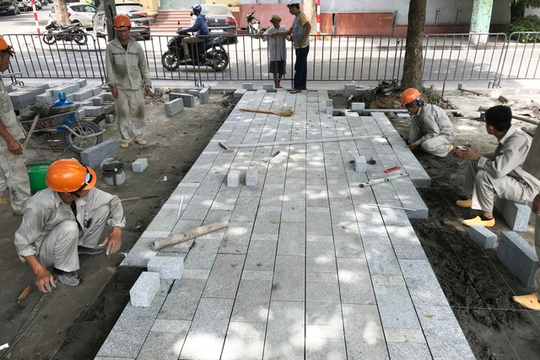 Ảnh: Vỉa hè hồ Gươm được "thay áo mới" bằng đá hoa cương
