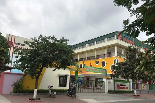 Buộc thôi việc 2 cô giáo cầm dép đánh vào đầu học sinh mầm non