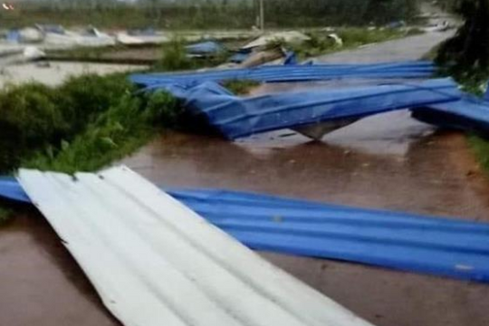 Lốc xoáy làm sập xưởng gỗ, 3 người chết, hơn 20 người bị thương