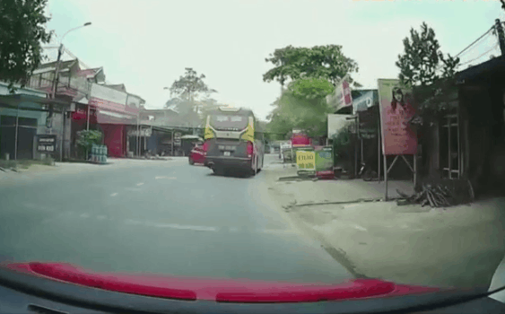 Clip: Ô tô con bị đâm nát đầu vì lấn làn, cướp đường xe khách