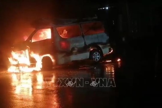 Xe cấp cứu tông vào dải phân cách rồi bốc cháy, 7 người bị thương nặng