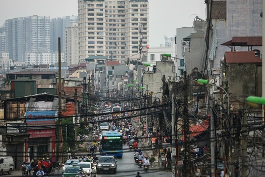 Ảnh: Dây điện chằng chịt như mạng nhện trên đầu người dân