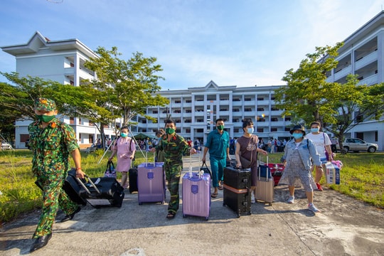 Ảnh: Xúc động cảnh hàng trăm bà bầu vẫy tay chào khi được rời khu cách ly tập trung