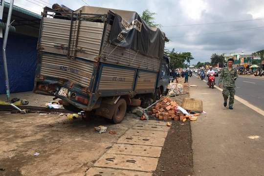 Tạm giữ tài xế xe tải gây tai nạn khiến 10 người thương vong ở Đắk Nông