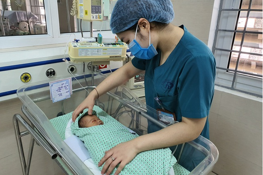 Bé sơ sinh bị bỏ rơi dưới hố ga bị nhiễm trùng máu nặng