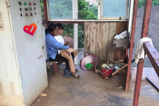 Thấy nữ thợ xây mang con ra công trường, người giám sát có hành động khiến tất cảm kích