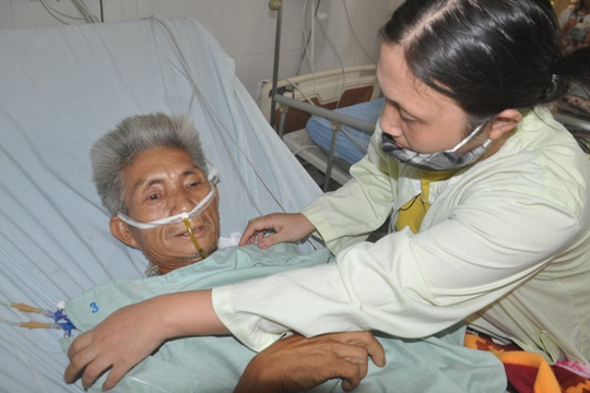 Cụ ông buôn đồng nát xuất huyết tới 2 lít máu cầu cứu nhà hảo tâm