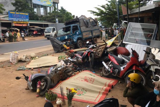Vụ xe tải đâm 5 người tử vong: Phê bình lãnh đạo huyện để dân ra đường buôn bán