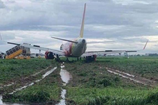 Máy bay hạ cánh trượt khỏi đường băng ở Tân Sơn Nhất