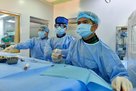 Cứu sống bé gái bị đột quỵ xuất huyết não nặng