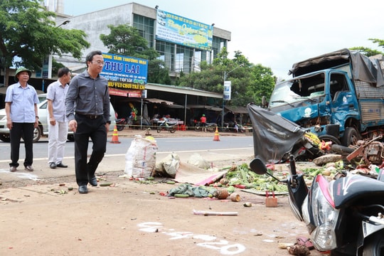 Sau tai nạn thảm khốc làm 5 người chết, dân vẫn vô tư chiếm quốc lộ để buôn bán