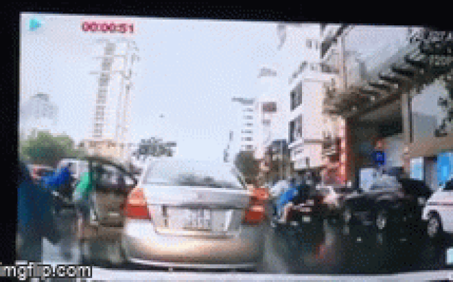 Clip: Tài xế 'tiện tay' lấy chùm vải của người bán hàng rong rồi lên xe rời đi gây bức xúc