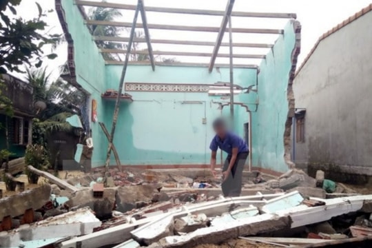 Giông lốc sập tường nhà tắm, bé trai 3 tuổi tử vong, mẹ bị thương nặng