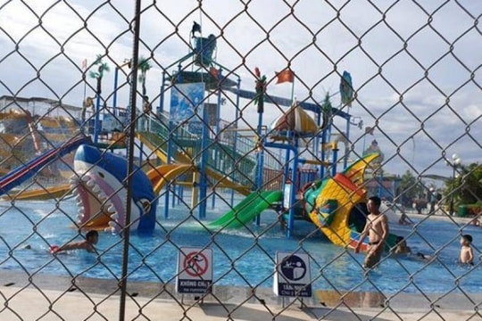 Bé trai 7 tuổi đuối nước tại bể bơi công viên nước