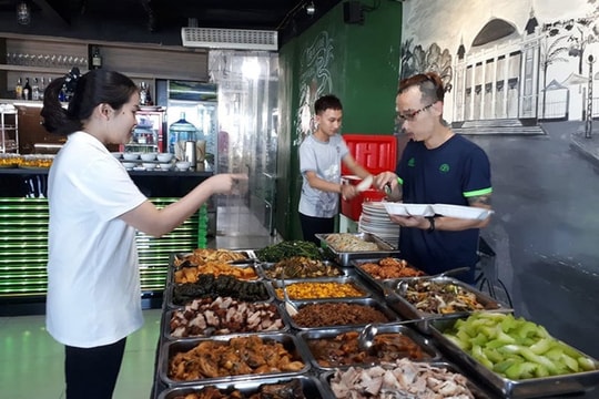 Thực phẩm ngày càng rẻ, hàng cơm bình dân vẫn đua nhau tăng giá mạnh