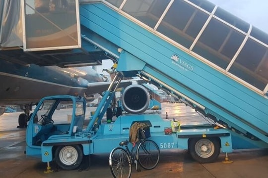 Nữ hành khách tử vong vì trượt chân ngã trên xe thang máy bay