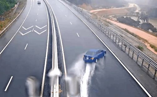 Ảnh: Ô tô chạy tốc độ cao tông trúng taluy trên cao tốc, tài xế bị thương nặng