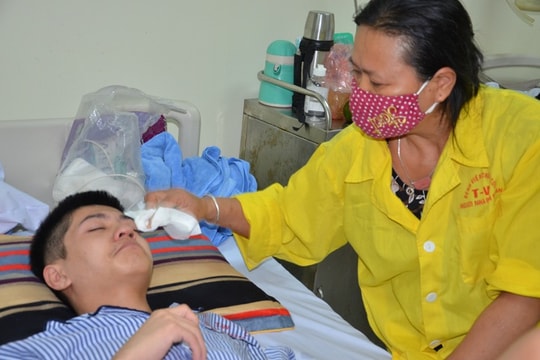 Hoàn cảnh đáng thương của chàng trai một tay dành cơ hội cứu mẹ ung thư